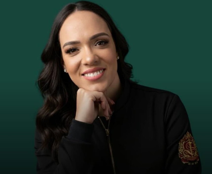 Dra. Crislaine S. Oliveira, cirurgiã-dentista e implantodontista, sorrindo